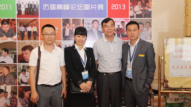 客戶(hù)在歷屆照片板前合影